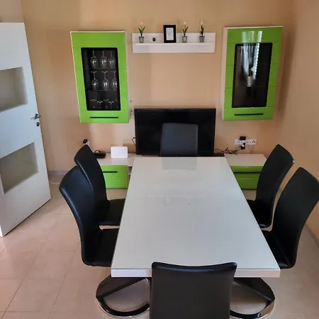 Apartment In With Air Conditioning, Wifi, Washing Machine, Dishwasher Vrsi