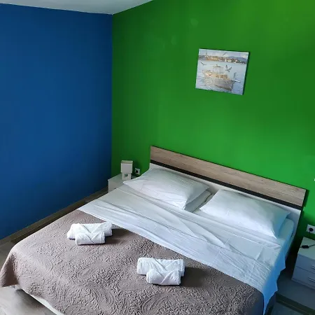 In With Air Conditioning, Wifi, Washing Machine, Dishwasher Apartment *