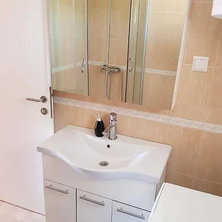 In With Air Conditioning, Wifi, Washing Machine, Dishwasher Apartment *