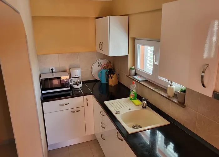In With Air Conditioning, Wifi, Washing Machine, Dishwasher *