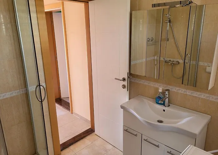 In With Air Conditioning, Wifi, Washing Machine, Dishwasher Lägenhet Vrsi